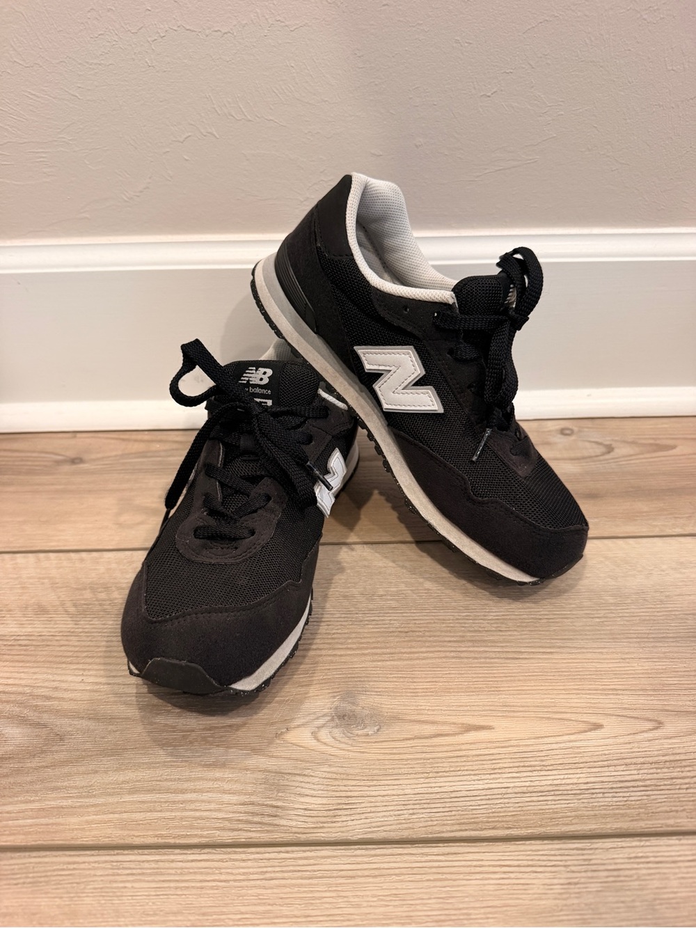 New Balance Kids Black and White Sneakers, Size 6